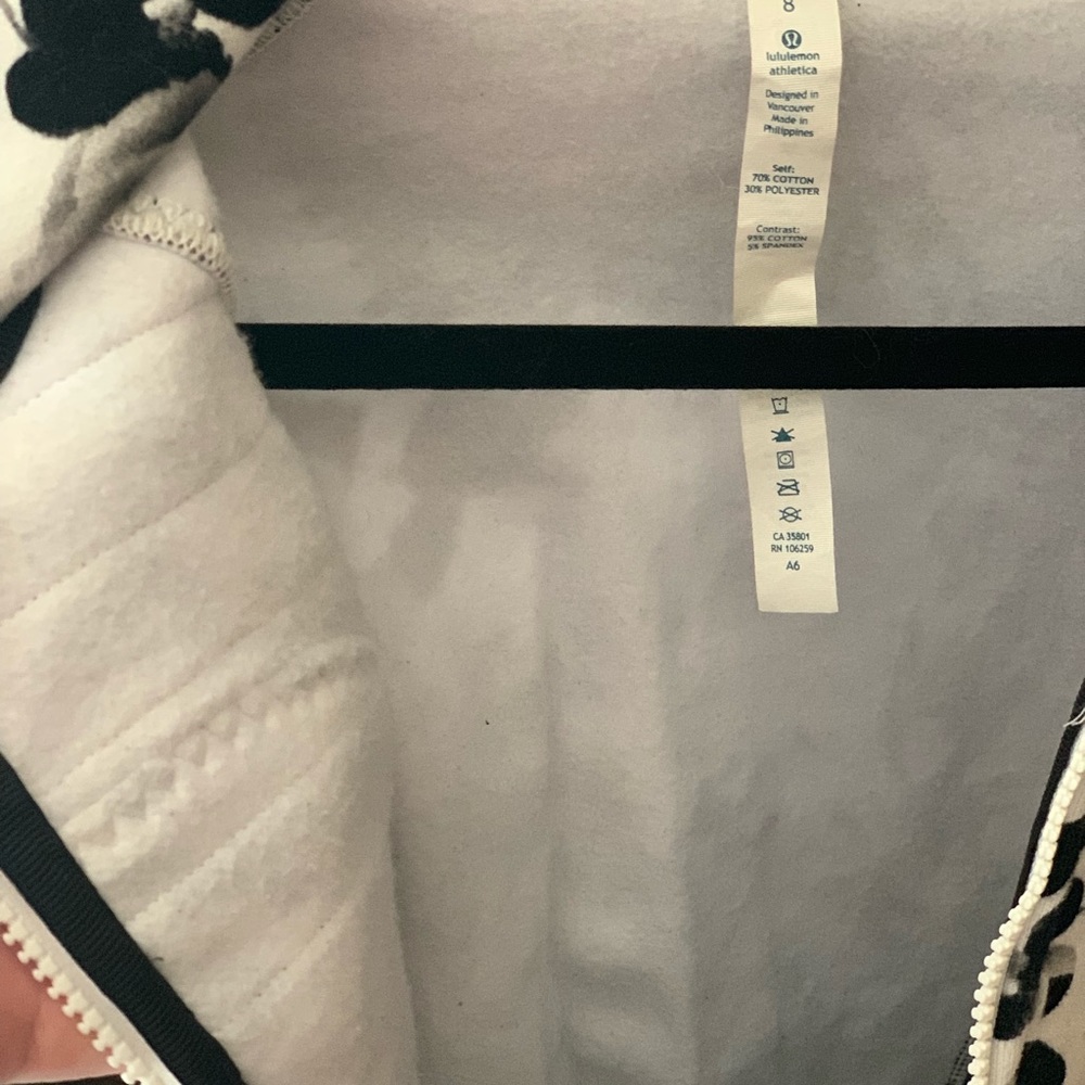 LULULEMON Black White Scuba Bloom Stretch Floral - Picture 4 of 4